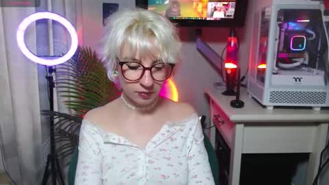 Snapshot of obedientt_ chatting on 10/14/25, 09:32 Moonlight online show from 10/14/25, 09:32