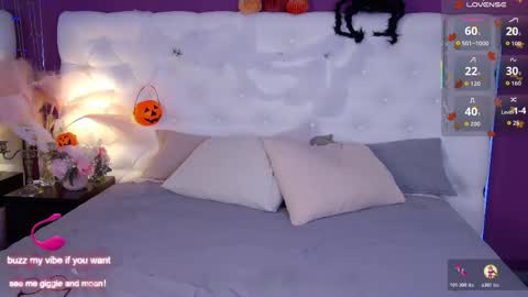 Snapshot of obedientt_ chatting on 10/28/25, 09:35 Moonlight online show from 10/28/25, 09:35