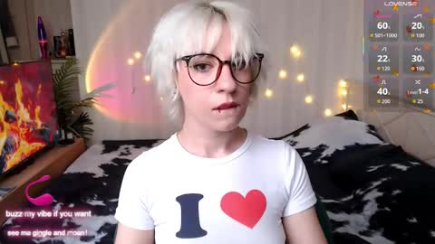 Snapshot of obedientt_ chatting on 11/24/25, 09:53 Moonlight online show from 11/24/25, 09:53