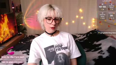 Snapshot of obedientt_ chatting on 11/26/25, 08:26 Moonlight online show from 11/26/25, 08:26