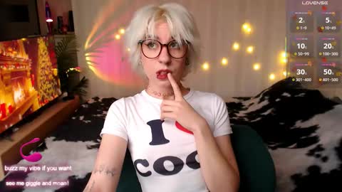 Snapshot of obedientt_ chatting on 12/03/25, 08:56 Moonlight online show from 12/03/25, 08:56