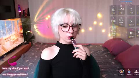 Snapshot of obedientt_ chatting on 12/04/25, 08:45 Moonlight online show from 12/04/25, 08:45