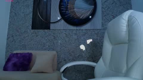 independent model online show from 10/28/25, 05:37