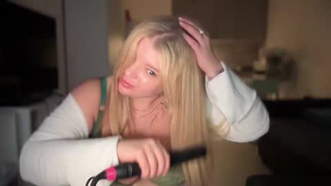 Snapshot of odriolsen chatting on 11/06/25, 01:23 Odri online show from 11/06/25, 01:23