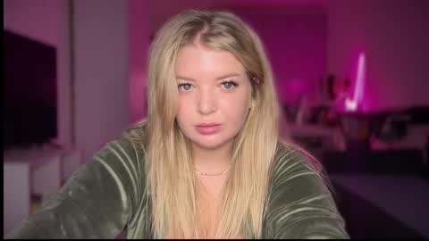 Snapshot of odriolsen chatting on 12/17/25, 12:44 Odri online show from 12/17/25, 12:44