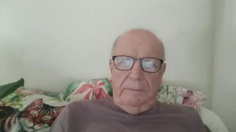 Snapshot of oggi95 chatting on 05/21/26, 12:23 oggi95 online show from 05/21/26, 12:23
