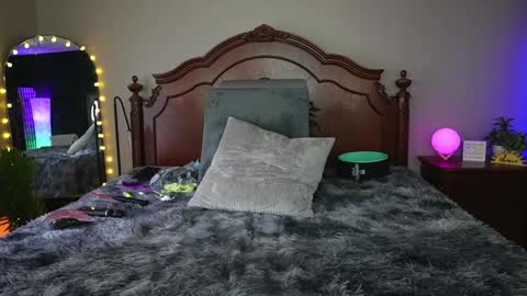 Gray online show from 01/03/25, 01:14