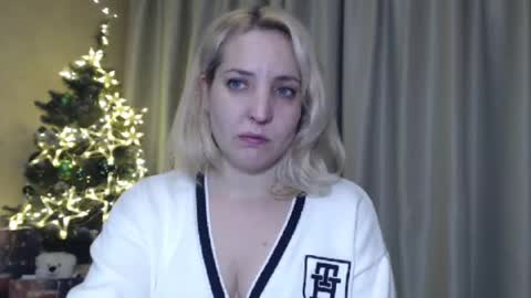 Snapshot of ohsweetmari chatting on 01/03/25, 03:44 Mari online show from 01/03/25, 03:44