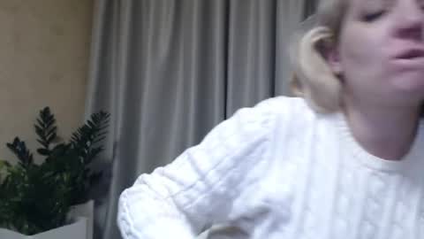 Snapshot of ohsweetmari chatting on 01/31/25, 10:52 Mari online show from 01/31/25, 10:52