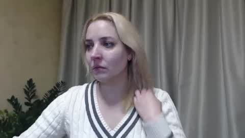 Snapshot of ohsweetmari chatting on 02/08/25, 11:33 Mari online show from 02/08/25, 11:33