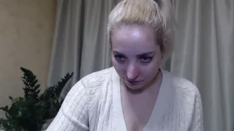 Snapshot of ohsweetmari chatting on 02/21/25, 11:44 Mari online show from 02/21/25, 11:44