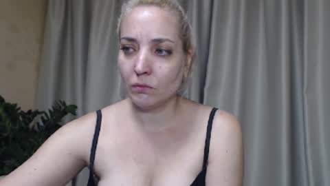 Snapshot of ohsweetmari chatting on 09/10/25, 03:01 Mari online show from 09/10/25, 03:01