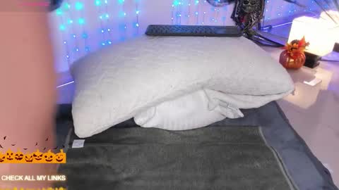 ohyesly_ online show from 10/23/25, 10:47