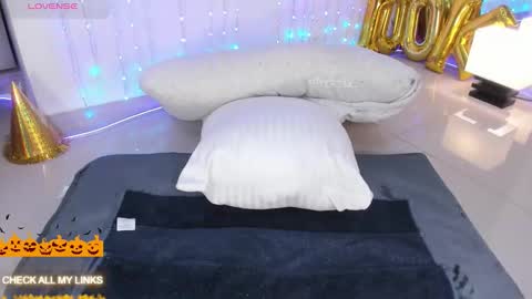 ohyesly_ online show from 11/01/25, 10:50