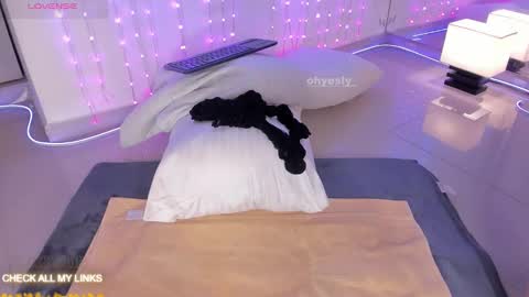 ohyesly_ online show from 11/11/25, 09:53