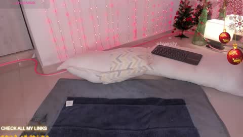 ohyesly_ online show from 12/02/25, 09:58