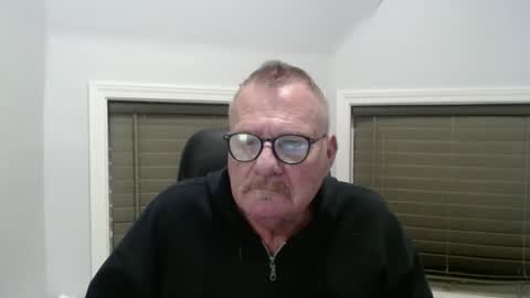 Snapshot of oldguybigd chatting on 11/19/25, 02:33 oldguybigd online show from 11/19/25, 02:33