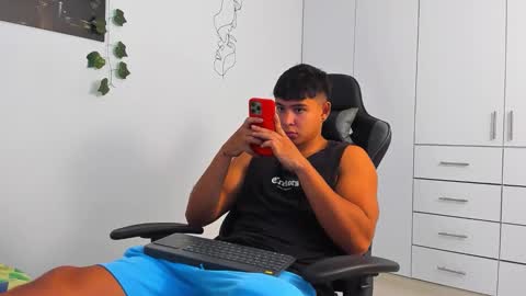 Snapshot of oliver_bray chatting on 12/17/25, 08:48 Oliver bray online show from 12/17/25, 08:48