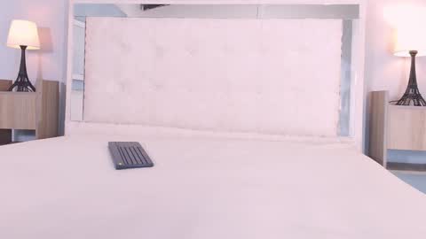 Snapshot of oliver_conort_ chatting on 12/13/24, 10:30 Olive Connort online show from 12/13/24, 10:30