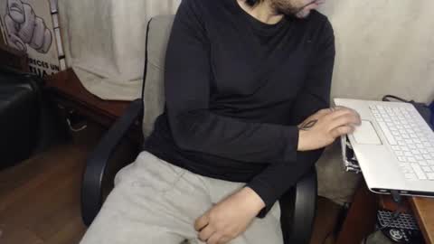 oliver_laid_2023 online show from 11/28/25, 02:47