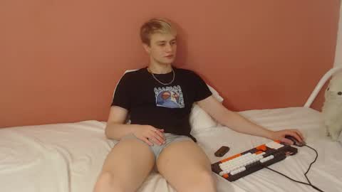 Snapshot of oliver_sweet_ chatting on 06/05/26, 01:45 Oliver online show from 06/05/26, 01:45