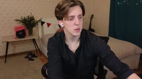 Snapshot of oliver_travis chatting on 01/04/25, 12:37 Oliver Evans online show from 01/04/25, 12:37