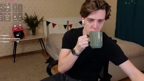 Snapshot of oliver_travis chatting on 01/07/25, 12:13 Oliver Evans online show from 01/07/25, 12:13