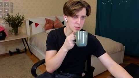 Snapshot of oliver_travis chatting on 01/08/25, 10:48 Oliver Evans online show from 01/08/25, 10:48