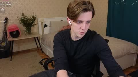 Snapshot of oliver_travis chatting on 01/11/25, 12:12 Oliver Evans online show from 01/11/25, 12:12