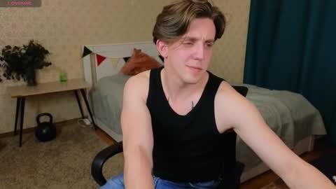 Snapshot of oliver_travis chatting on 10/11/25, 12:21 Oliver Evans online show from 10/11/25, 12:21