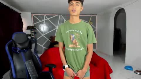 Snapshot of oliverhot2005 chatting on 01/31/25, 06:25 oliverhot2005 online show from 01/31/25, 06:25