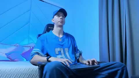 oliverthompson_01 online show from 04/18/26, 02:37