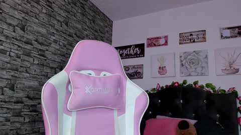 Snapshot of olivia22love chatting on 02/03/25, 03:27 ..................................... 500 am- 1200 pm GMT-5 online show from 02/03/25, 03:27