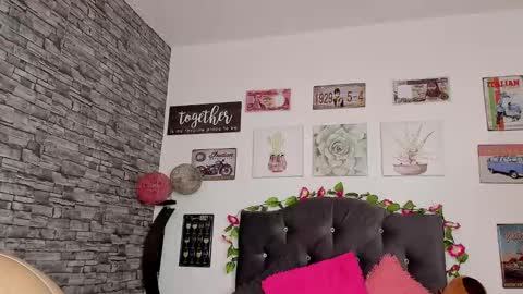 Snapshot of olivia22love chatting on 02/17/25, 01:32 ..................................... 500 am- 1200 pm GMT-5 online show from 02/17/25, 01:32