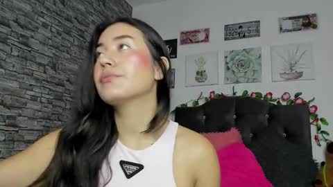 Snapshot of olivia22love chatting on 03/05/25, 11:28 ..................................... 500 am- 1200 pm GMT-5 online show from 03/05/25, 11:28