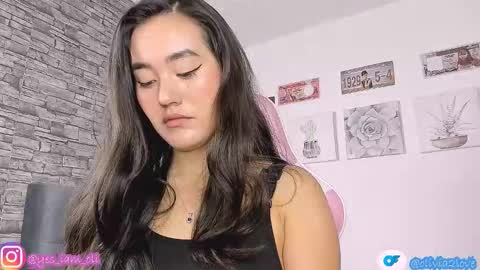 Snapshot of olivia22love chatting on 09/09/25, 12:05 ..................................... 500 am- 1200 pm GMT-5 online show from 09/09/25, 12:05