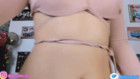 Snapshot of olivia22love chatting on 09/15/25, 01:00 ..................................... 500 am- 1200 pm GMT-5 online show from 09/15/25, 01:00