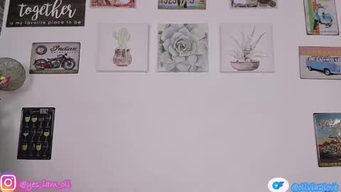 Snapshot of olivia22love chatting on 10/10/25, 12:48 ..................................... 500 am- 1200 pm GMT-5 online show from 10/10/25, 12:48