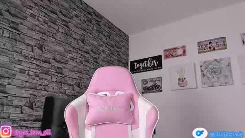 Snapshot of olivia22love chatting on 10/27/25, 11:14 ..................................... 500 am- 1200 pm GMT-5 online show from 10/27/25, 11:14