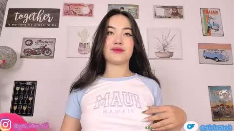 Snapshot of olivia22love chatting on 11/05/25, 12:05 ..................................... 500 am- 1200 pm GMT-5 online show from 11/05/25, 12:05