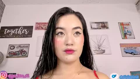 Snapshot of olivia22love chatting on 11/06/25, 12:06 ..................................... 500 am- 1200 pm GMT-5 online show from 11/06/25, 12:06