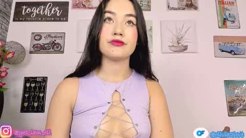 Snapshot of olivia22love chatting on 11/10/25, 12:04 ..................................... 500 am- 1200 pm GMT-5 online show from 11/10/25, 12:04