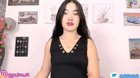 Snapshot of olivia22love chatting on 12/01/25, 12:43 ..................................... 500 am- 1200 pm GMT-5 online show from 12/01/25, 12:43