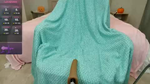 Snapshot of olivia_k_ chatting on 11/03/25, 12:13 Olivia Hi guys Follow me online show from 11/03/25, 12:13