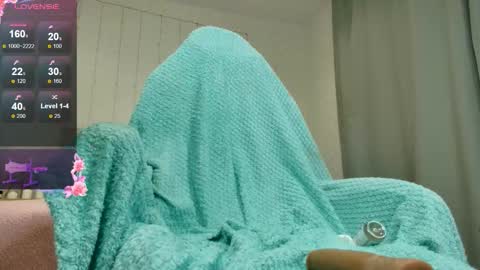 Snapshot of olivia_k_ chatting on 12/02/25, 12:27 Olivia Hi guys Follow me online show from 12/02/25, 12:27