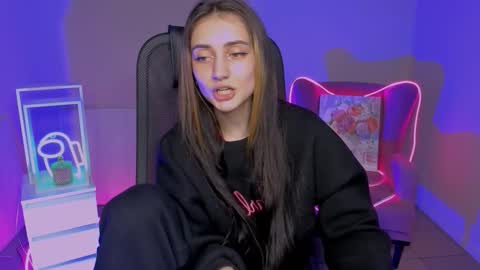 olivia_norton_ online show from 11/05/25, 03:01