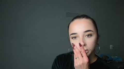 Snapshot of olivia_oliv chatting on 10/31/25, 11:17 Olivia online show from 10/31/25, 11:17