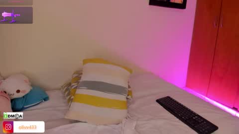 olivia_s19 online show from 10/19/25, 03:40