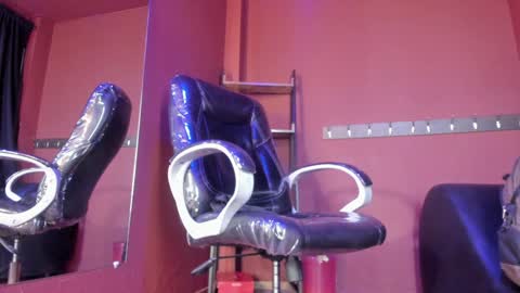 Snapshot of olivia_seex chatting on 12/22/24, 01:00 online show from 12/22/24, 01:00