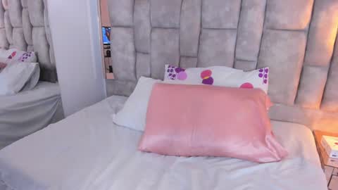 Snapshot of oliviaa_evans chatting on 12/17/24, 04:01 Olivia Evangelista online show from 12/17/24, 04:01